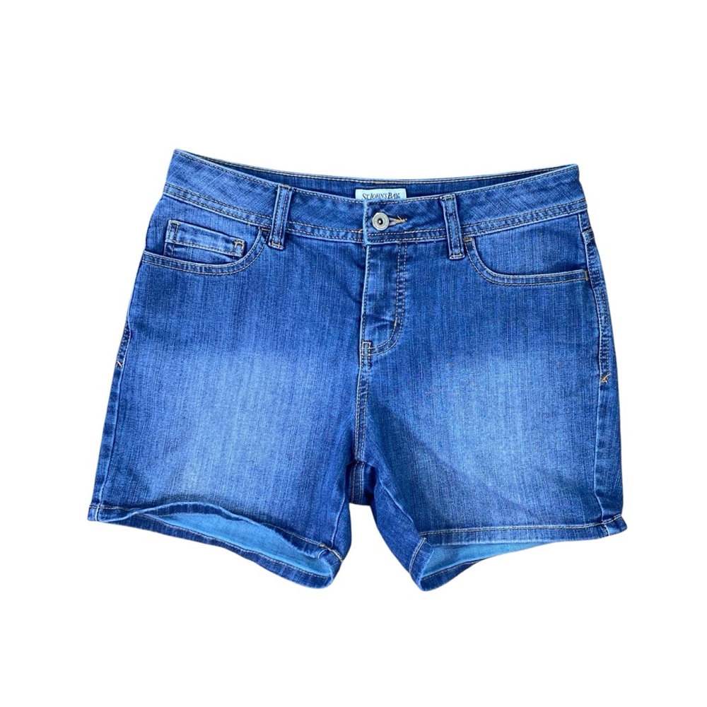 Woman’s St. John’s Bay jean mom shorts size 6